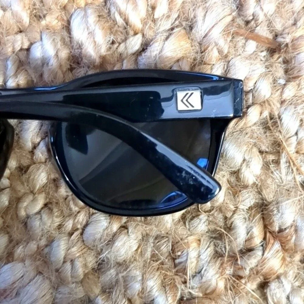 Kreedom Ripley Sunglasses flaw missing silver logo left side